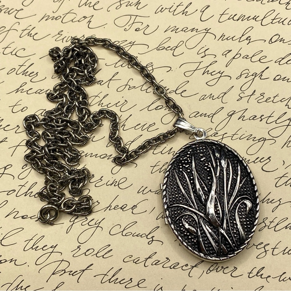 SARAH COVENTRY Silver Oval Pendant Locket Necklace - Picture 5 of 9